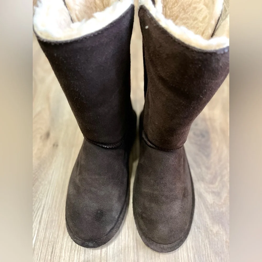 BEARPAW Girls' Lori 2-Toggle Boots in color chocolate size 4 EUC